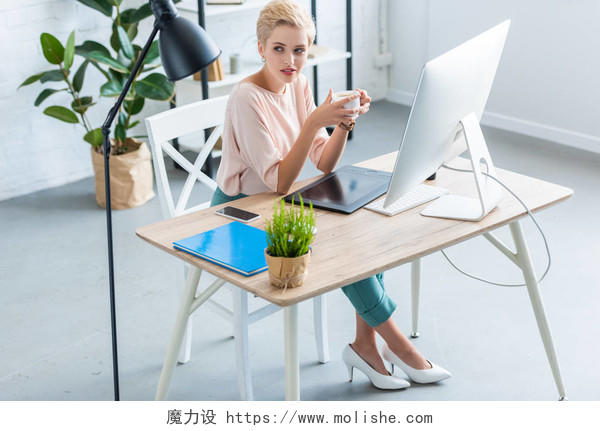 女性自由职业者用电脑和平板在家里办公